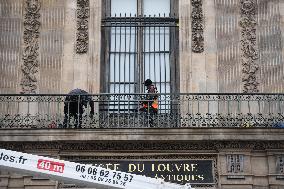 Louvre Museum Installs Bars Over Robbed Gallery Window - Paris
