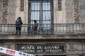 Louvre Museum Installs Bars Over Robbed Gallery Window - Paris