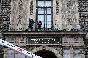Louvre Museum Installs Bars Over Robbed Gallery Window - Paris
