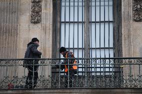Louvre Museum Installs Bars Over Robbed Gallery Window - Paris