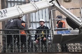 Louvre Museum Installs Bars Over Robbed Gallery Window - Paris