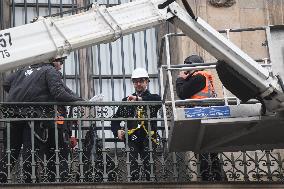 Louvre Museum Installs Bars Over Robbed Gallery Window - Paris