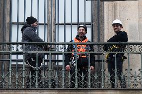 Louvre Museum Installs Bars Over Robbed Gallery Window - Paris