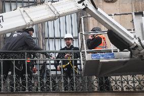 Louvre Museum Installs Bars Over Robbed Gallery Window - Paris