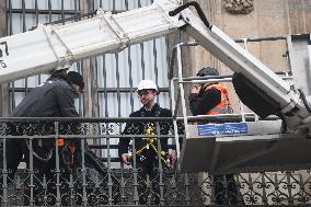 Louvre Museum Installs Bars Over Robbed Gallery Window - Paris