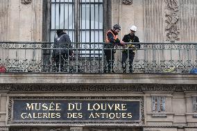 Louvre Museum Installs Bars Over Robbed Gallery Window - Paris