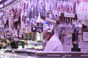 Last minute Christmas shopping at the Boqueria market (Barcelona)