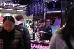 Last minute Christmas shopping at the Boqueria market (Barcelona)