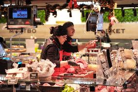 Last minute Christmas shopping at the Boqueria market (Barcelona)