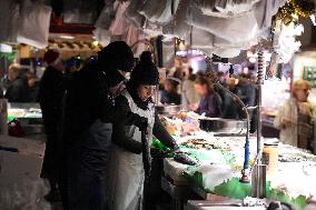Last minute Christmas shopping at the Boqueria market (Barcelona)