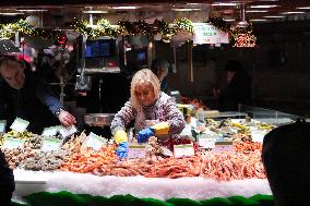 Last minute Christmas shopping at the Boqueria market (Barcelona)