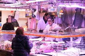 Last minute Christmas shopping at the Boqueria market (Barcelona)