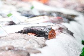 Last minute Christmas shopping at the Boqueria market (Barcelona)