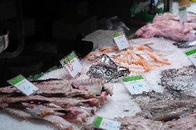 Last minute Christmas shopping at the Boqueria market (Barcelona)