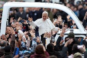 Leo XIV Greets the Faithful from the Popemobile - Vatican