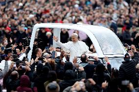 Leo XIV Greets the Faithful from the Popemobile - Vatican
