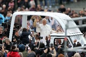 Leo XIV Greets the Faithful from the Popemobile - Vatican