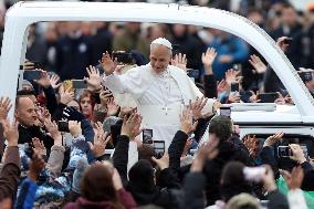 Leo XIV Greets the Faithful from the Popemobile - Vatican