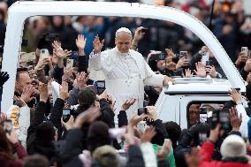 Leo XIV Greets the Faithful from the Popemobile - Vatican
