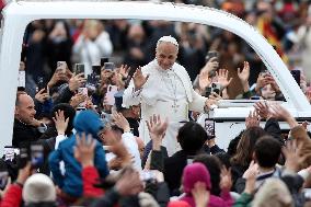 Leo XIV Greets the Faithful from the Popemobile - Vatican