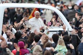 Leo XIV Greets the Faithful from the Popemobile - Vatican