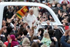 Leo XIV Greets the Faithful from the Popemobile - Vatican