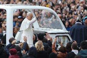 Leo XIV Greets the Faithful from the Popemobile - Vatican