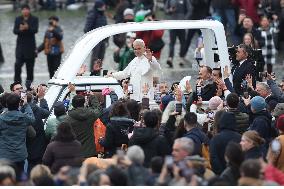 Leo XIV Greets the Faithful from the Popemobile - Vatican