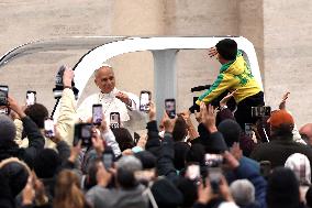 Leo XIV Greets the Faithful from the Popemobile - Vatican