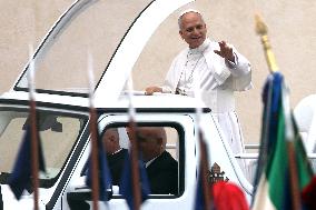 Leo XIV Greets the Faithful from the Popemobile - Vatican