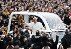 Pope Leo XIV Greets Faithful After Christmas Morning Mass - Vatican