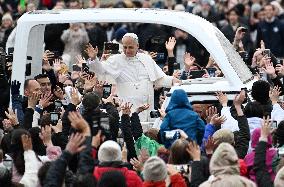 Pope Leo XIV Greets Faithful After Christmas Morning Mass - Vatican