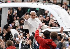 Pope Leo XIV Greets Faithful After Christmas Morning Mass - Vatican