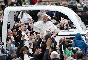 Pope Leo XIV Greets Faithful After Christmas Morning Mass - Vatican