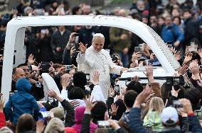 Pope Leo XIV Greets Faithful After Christmas Morning Mass - Vatican
