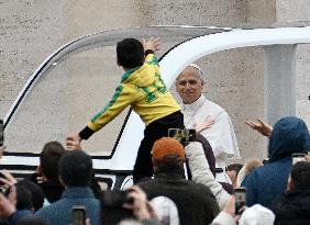 Pope Leo XIV Greets Faithful After Christmas Morning Mass - Vatican