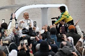Pope Leo XIV Greets Faithful After Christmas Morning Mass - Vatican
