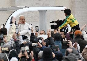 Pope Leo XIV Greets Faithful After Christmas Morning Mass - Vatican