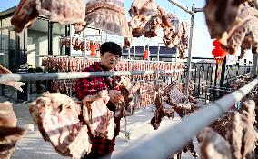 Farmers Sell Cured Meats Via Live Streaming on Short Videos