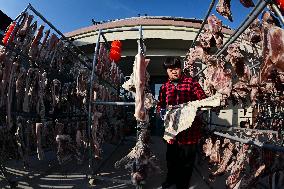 Farmers Sell Cured Meats Via Live Streaming on Short Videos