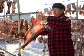 Farmers Sell Cured Meats Via Live Streaming on Short Videos