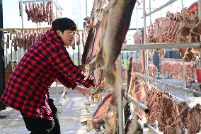 Farmers Sell Cured Meats Via Live Streaming on Short Videos