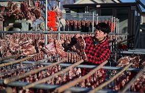 Farmers Sell Cured Meats Via Live Streaming on Short Videos