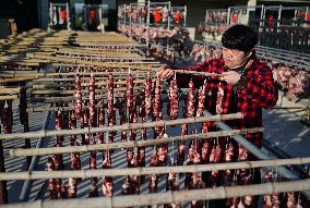 Farmers Sell Cured Meats Via Live Streaming on Short Videos