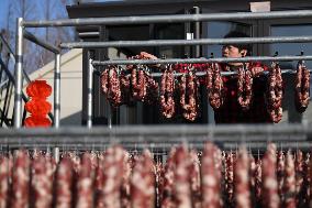 Farmers Sell Cured Meats Via Live Streaming on Short Videos
