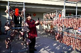 Farmers Sell Cured Meats Via Live Streaming on Short Videos