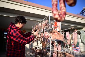 Farmers Sell Cured Meats Via Live Streaming on Short Videos