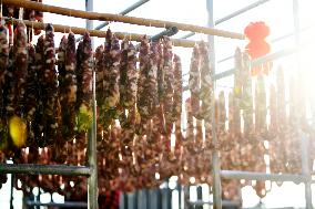 Farmers Sell Cured Meats Via Live Streaming on Short Videos