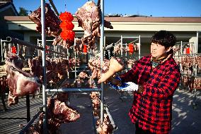 Farmers Sell Cured Meats Via Live Streaming on Short Videos