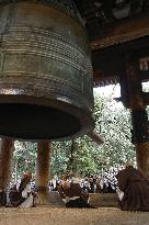 New Year's Eve bell-ringing rehearsal at Kyoto temple